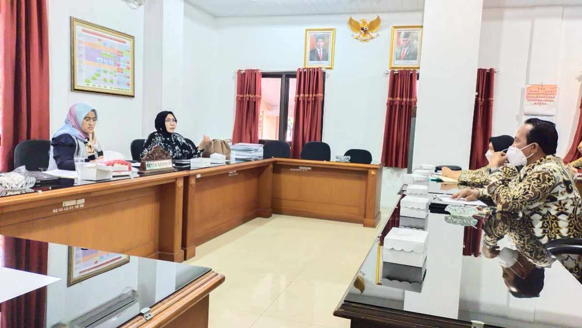 Anggota Komisi IV DPRD Kabupaten Cirebon bersama Disnakertranst melakukan rapat kerja