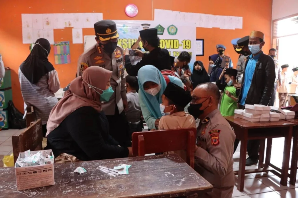 MONITORING. Kapolresta Cirebon, Arif Budiman melihat proses vaksinasi di Kecamatan Pangenan dan Pabedilan.
