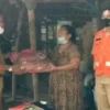 PEDULI. Pemerintah Kecamatan Cikedung menyerahkan bantuan kepada korban puting beliung di Blok Pulo Gosong, Desa Cikedung. Rumah korban mengalami rusak parah.