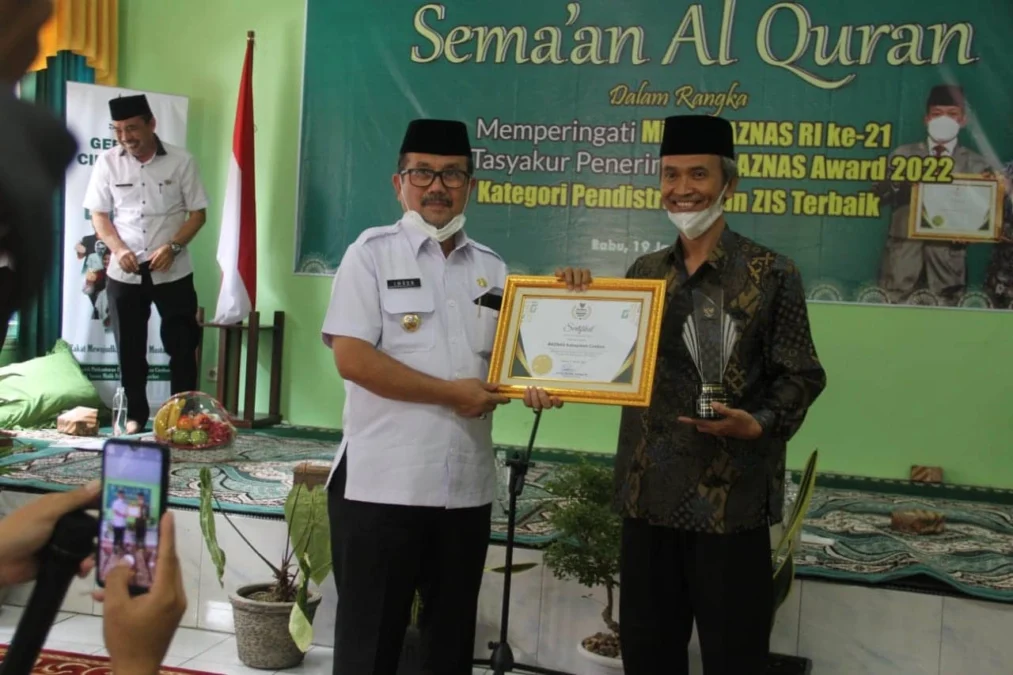 PENGHARGAAN. Bupati Cirebon, H Imron menunjukan piagam Baznas Award yang diraih BAZ Kabupaten Cirebon, kemarin.