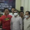 BERSAMA PANGLIMA. Kepala Disnakertrans Kabupaten Kuningan, dr Elon Carlan MPd foto bersama dengan Panglila TNI, Jenderal Andika Prakasa di Bandung, kemarin (12/1).