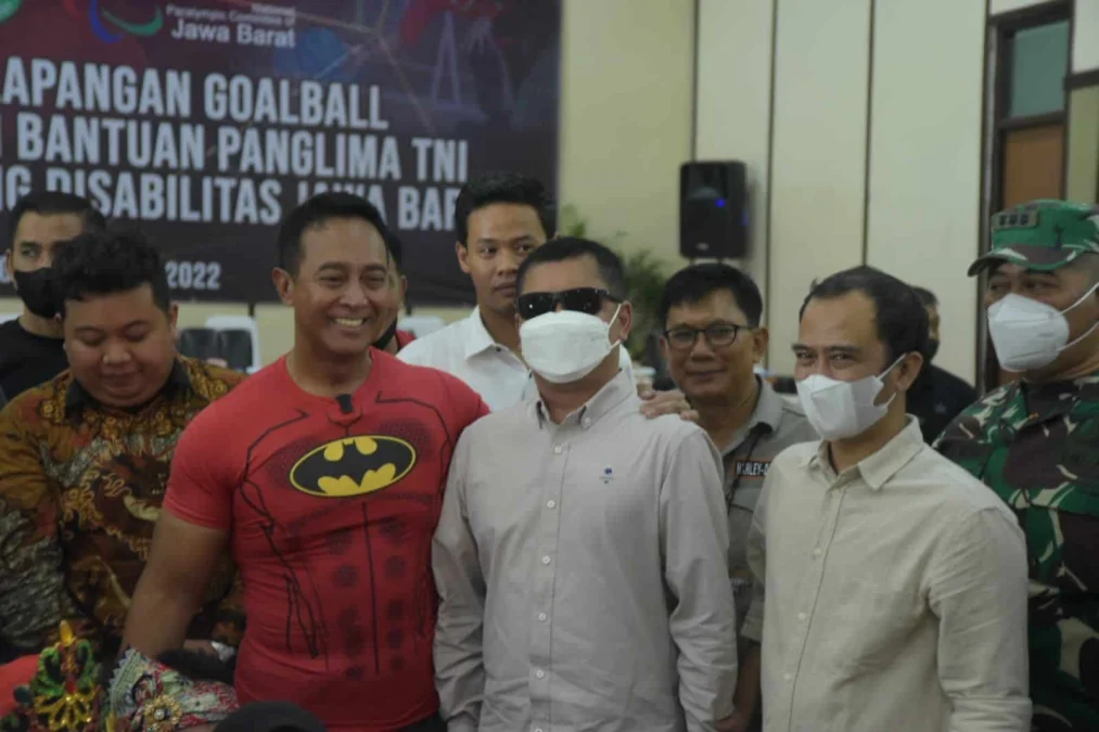 BERSAMA PANGLIMA. Kepala Disnakertrans Kabupaten Kuningan, dr Elon Carlan MPd foto bersama dengan Panglila TNI, Jenderal Andika Prakasa di Bandung, kemarin (12/1).