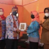 BERI MOTIVASI. Bupati Cirebon, H Imron memberikan bingkisan ke kader PPKBD.