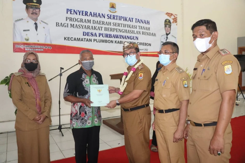 DISERAHKAN. Bupati Cirebon, H Imron menyerahkan secara simbolis sertifikat tanah kepada MBR, kemarin.