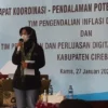 RAPAT KOORDINASI. Wabup Cirebon, Hj Wahyu Tjiptaningsih memimpin raoat TPID di Desa Gegesik Kulon, kemarin.