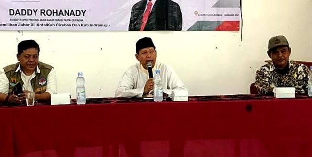 IKUT ANDIL. Anggota DPRD Jawa Barat, Daddy Rohanadi mendesak Pemprov terlibat penanganan banjir di Kabupaten Cirebon.