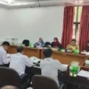 DIBAHAS. Rapat evaluasi Komisi III DPRD Kabupaten Cirebon bersama Dishub terkait PJU dan Parkir.