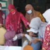 HARI PERTAMA. Program vaksinasi untuk anak-anak usia 6-11 tahun di SDN Margadadi VI di Kecamatan Indramayu berjalan lancar. Tampak orang tua mendampingi anak-anaknya untuk disuntik vaksin.