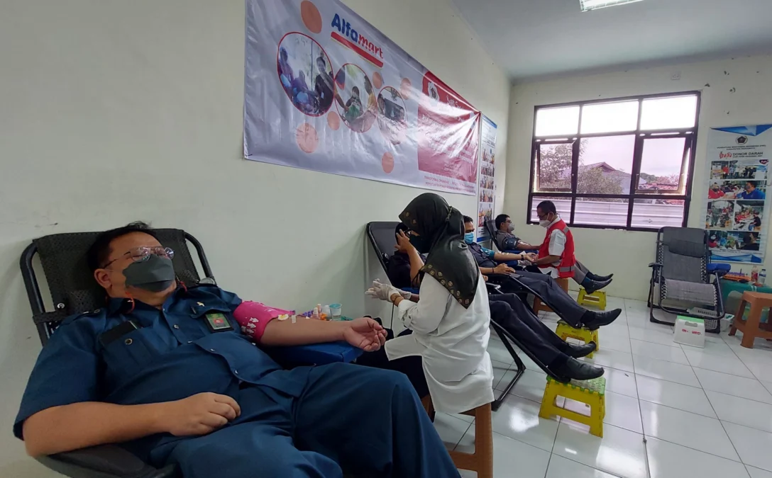 TRANSFUSI. Persatuan Wartawan Indonesia (PWI) Cabang Indramayu bekerjasama dengan PMI menggelar donor darah. Aksi sosial itu dalam rangka memperingati Hari Pers Nasional (HPN) 2022.