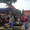 RAMAI. Suasana di Pasar Ikan Regional Jawa Barat Desa Lengkong Kulon Kecamatan Sindangwangi Kabupaten Majalengka. Momen malam pergantian tahun membuat para pedagang ikan kebanjiran pesanan.