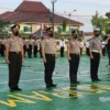 AMANAH. Perwakilan dari 100 personel Polres Indramayu menjalani prosesi upacara kenaikan pangkat.