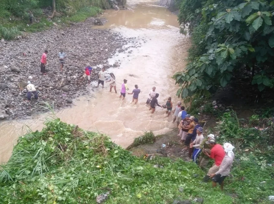 ANTISIPASI. Masyarakat Desa Batujaya Kecamatan Cigasong gotong royong membangun bronjong dan TPT, untuk mencegah abrasi sungai.