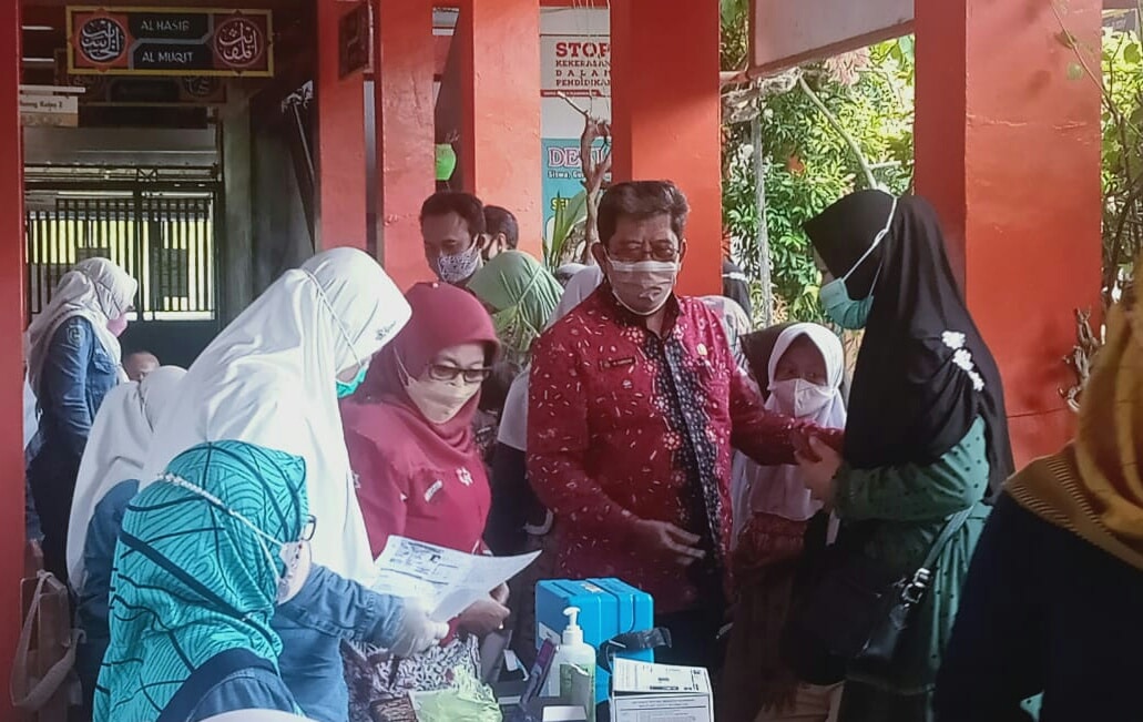 MEMANTAU. Plt Kadisdik Indramayu, Caridin (kedua kanan) memantau vaksinasi anak di SDN Margadadi VI, Kecamatan Indramayu beberapa waktu lalu.