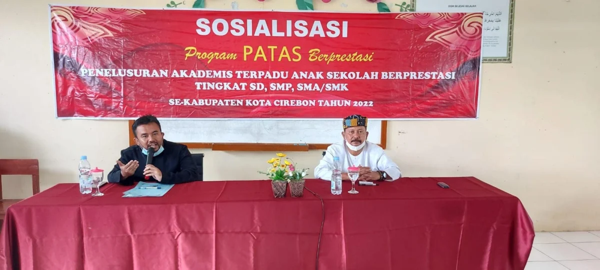 SOSIALISASI. Asisten Pemerintahan dan Kesejahtraan Rakyat Sekretariat Daerah Kabupaten Cirebon, H Asdullah memberikan sosialisi program Penelusuran Akademis Terpadu Anak Sekolah (PATAS) Berprestasi.