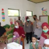 TERUS DILAKUKAN. Kapolresta Cirebon, Arif Budiman melakukan monitoring vaksinasi merdeka yang ditujukan bagi anak, kemarin.
