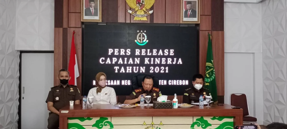 PENJELASAN. Kepala Kejari Kabupaten Cirebon, Hutamrin beserta jajarannya melakukan ekspose penyelamatan uang negara.