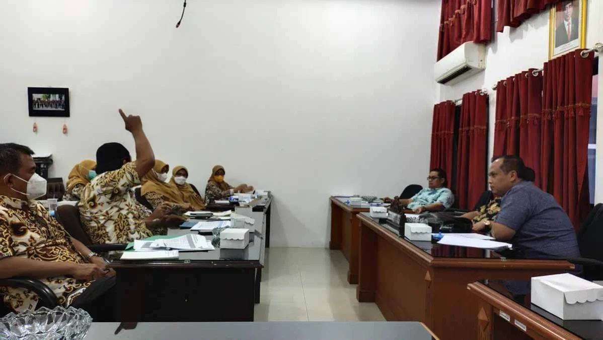 IKUT KOMENTAR. Komisi II DPRD Kabupaten Cirebon menyoroti rotasi dan mutasi dalam rapat evaluasi kinerja bersama Dinas Ketahanan Pangan dan Perikanan.