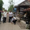 DICEK. Tim Monev DD Kecamatan Kedokanbunder mengecek proyek pengerasan jalan cor beton sepanjang di Blok Dukun. Pemcam Kedokanbunder siap memberikan pendampingan dalam pembangunan di desa.