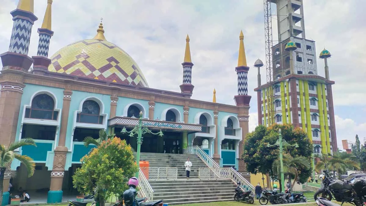 DIANGGARKAN. Pembangunan menara Masjid Agung Sumber akan dilanjutkan tahun ini dengan anggaran mencapai Rp 3Miliar.