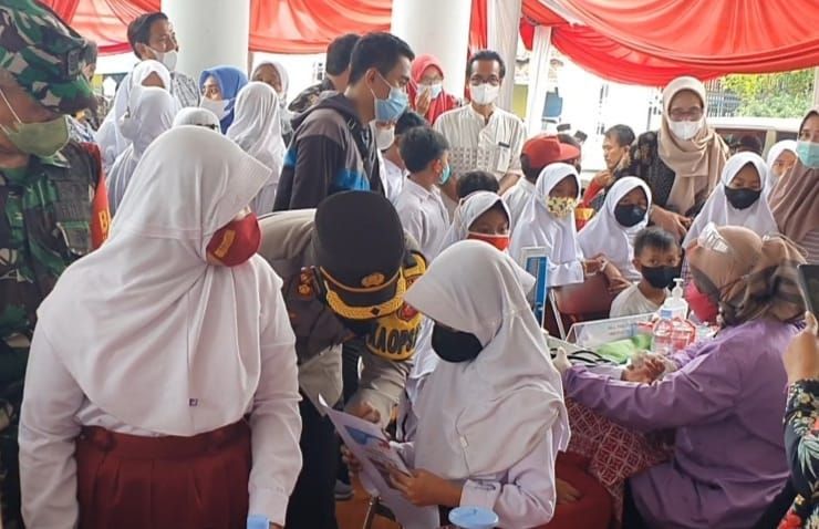KEJAR TARGET. Pada pelaksanaan vaksinasi di hari pertama untuk anak usia SD dicanangkan di Kecamatan Rajagaluh dengan target sasaran mencapai 3.934 anak yang berasal dari 28 sekolah.