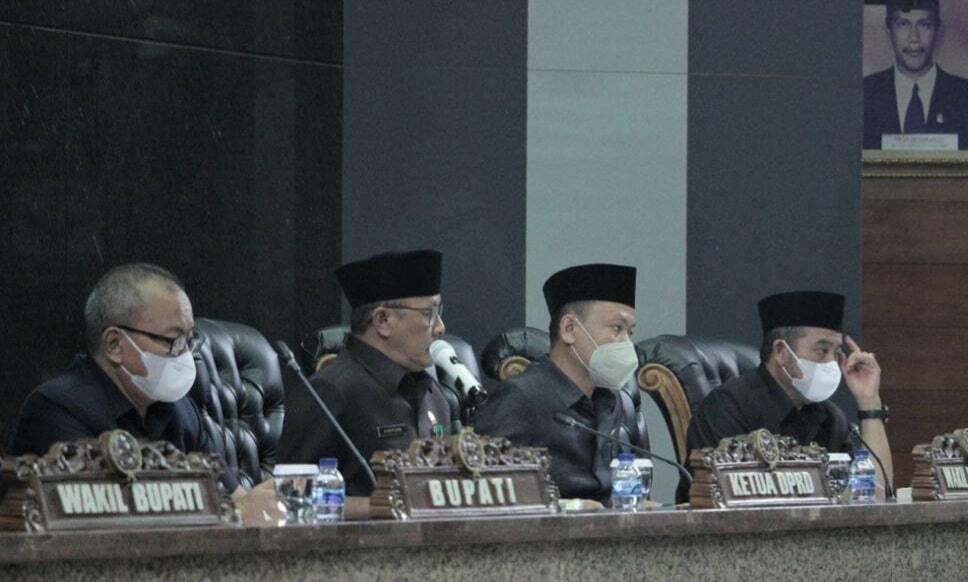 KOREKSI. Ketua DPRD Indramayu, Syaefudin (kedua dari kiri) saat memimpin rapat paripurna sekaligus membacakan usulan hak interpelasi, Kamis (13/1) lalu.