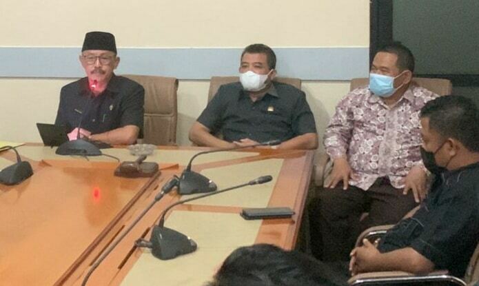 TEGAS. Ketua DPRD Indramayu, Syaefudin (kiri) memberikan pernyataan usulan hak interpelasi tidak terkait dengan surat kaleng dan postingan anggota DPRD Anggi Noviah di medsos.