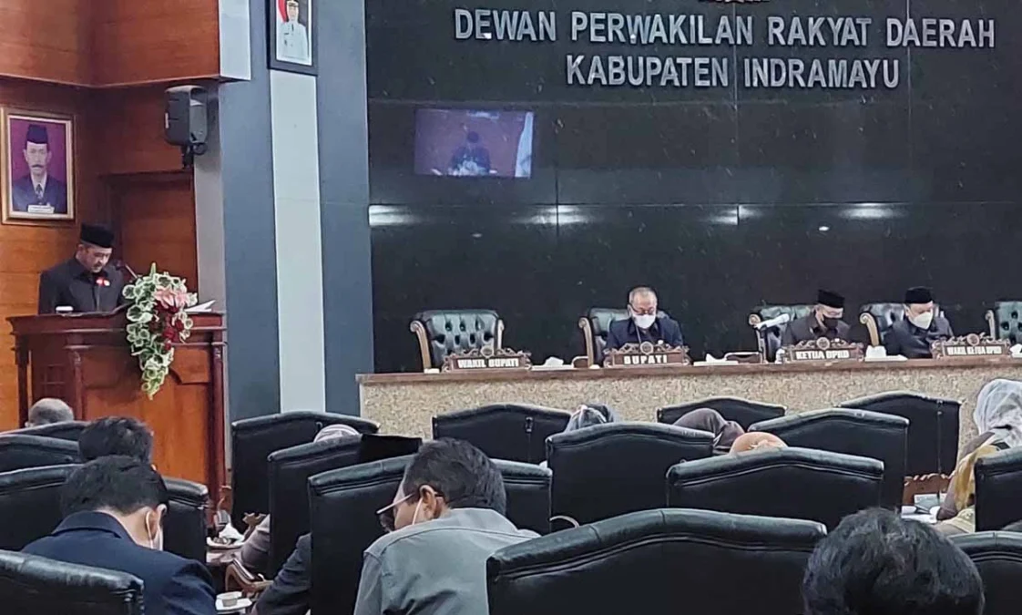 PARIPURNA. Wakil Ketua DPRD Indramayu Sirojudin (kiri) membacakan penjelasan Raperda UMKM dalam rapat paripurna. DPRD memandang UMKM merupakan salah satu kegiatan usaha yang mampu memperluas lapangan kerja.