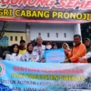 BANTUAN. PGRI Kabupaten Cirebon menyerahkan bantuan untuk korban erupsi Gunung Semeru di Kab Lumajang, Jawa Timur.