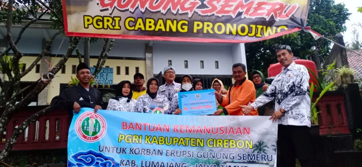 BANTUAN. PGRI Kabupaten Cirebon menyerahkan bantuan untuk korban erupsi Gunung Semeru di Kab Lumajang, Jawa Timur.