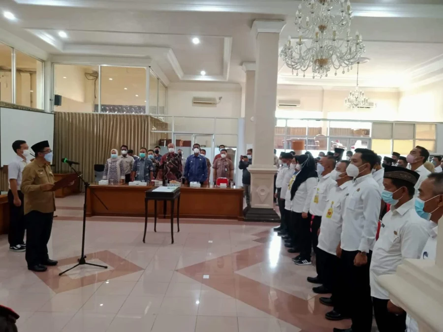 DILANTIK. Bupati Cirebon, H Imron mengambil sumpah panitia dan tim ajudifikasi PTSL Kabupaten Cirebon, kemarin.