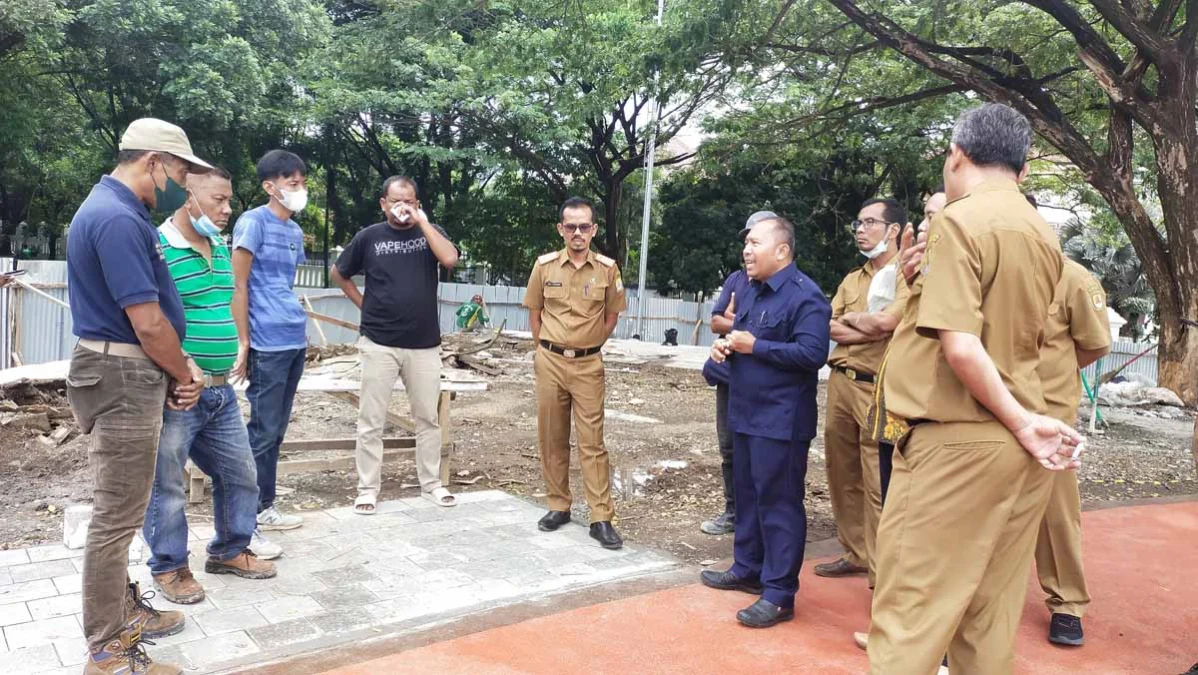 SIDAK. Komisi III DPRD Kabupaten Cirebon melakukan monitoring pembangunan alun-alun taman Pataraksa, bersama DLH.