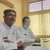 FOKUS REHAB. Kasi Sarana Prasaran (Sarpras) SD, Abdul Khodir (kiri) bersama Kasi Kurikulum Bidang Pendidikan Dasar Disdik Kabupaten Cirebon, Asep M Muflih Hakim menjelaskan anggaran pembangunan fisik untuk SDN berasal dari APBD dan DAK.