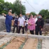 TERUS DIKERJAKAN. Komisi III DPRD Kabupaten Cirebon meninjau langsung ke lokasi pembangunan jembatan Suranenggala yang masih dalam tahap pengerjaan.