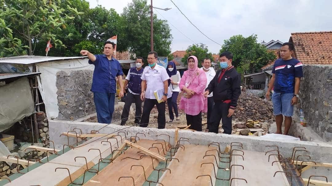 TERUS DIKERJAKAN. Komisi III DPRD Kabupaten Cirebon meninjau langsung ke lokasi pembangunan jembatan Suranenggala yang masih dalam tahap pengerjaan.