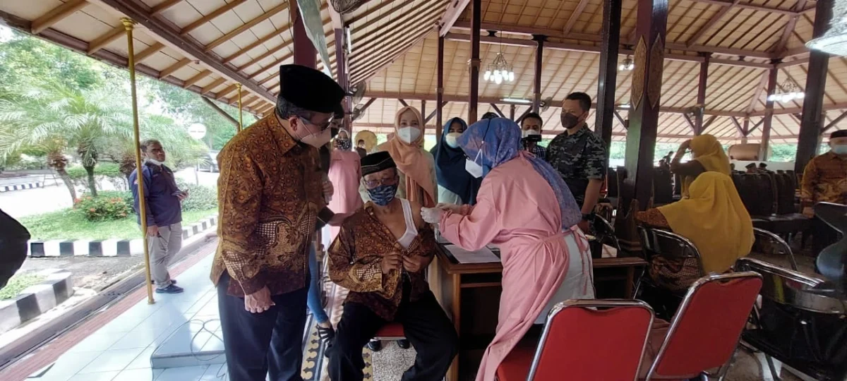 MONITOR. Bupati Cirebon, H Imron didampingi Kadinkes melihat proses vaksinasi booster bagi lansia.