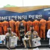 DIUNGKAP. Kapolresta Cirebon, Arif Budiman didampingi Wakapolresta dan Kasat Narkoba menunjukkan barang bukti narkoba yang diamankan.