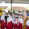 ANTUSIAS. Kapolresta Cirebon, Arif Budiman dan Kadinkes Kabupaten Cirebon, Hj Neneng Hasanah foto bersama siswa usai vaksinasi Covid-19.