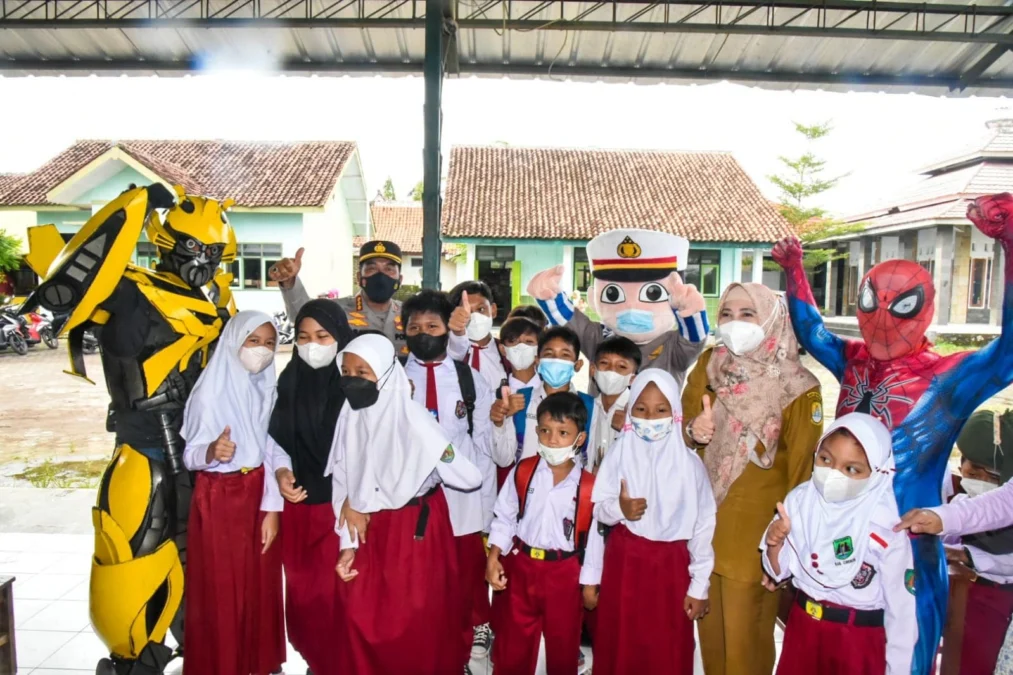 ANTUSIAS. Kapolresta Cirebon, Arif Budiman dan Kadinkes Kabupaten Cirebon, Hj Neneng Hasanah foto bersama siswa usai vaksinasi Covid-19.