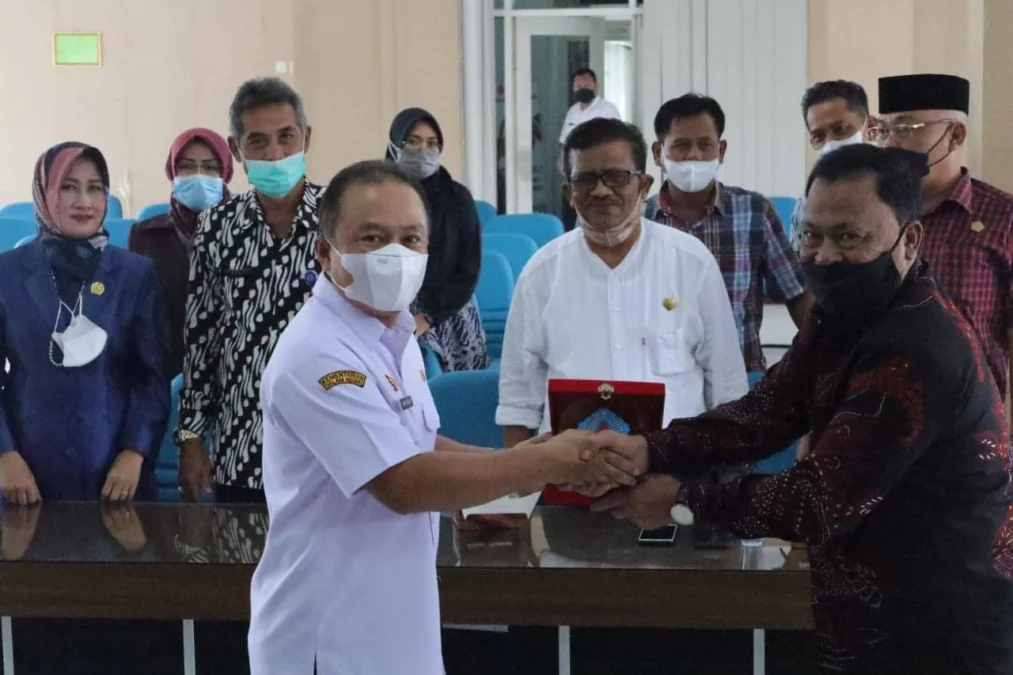 TERIMA KUNJUNGAN. Sekda Kuningan Dr Dian Racmat Yanuar MSi menerima study banding DPRD Kabupaten Brebes, Provinsi Jawa Tengah di Ruang Rapat Linggarjati, Rabu (26/2).