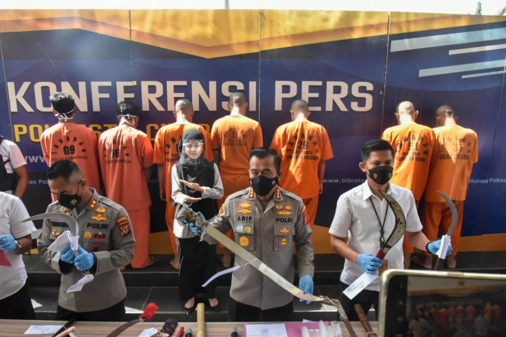 DIAMANKAN. Kapolresta Cirebon, Arif Budiman didampingi Wakapolresta dan Kasat Reskrim menunjukkan senjata tajam yang diamankan bersama tujuh pelaku.