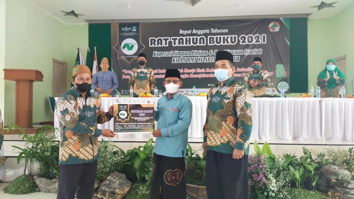 RAIH UNTUNG. Ketua KSPPS BMT NU Artha Berkah, H Surahman (kiri) menyerahkan bantuan dakwah kepada Ketua Tanfidziyah PCNU Kab Cirebon, KH Aziz Hakim Syaerozi (tengah).