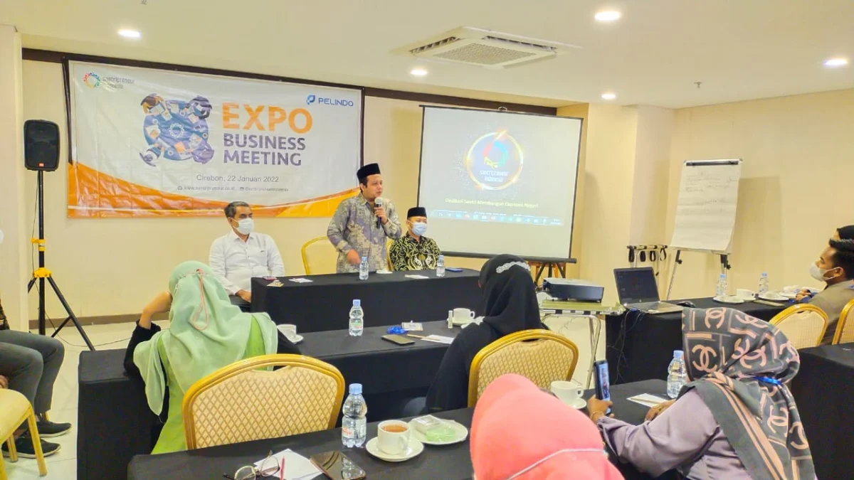 TINGKATKAN KEMAMPUAN. Santripreneur Indonesia Cirebon Raya menggelar Expo dan Business Meeting, Sabtu lalu.