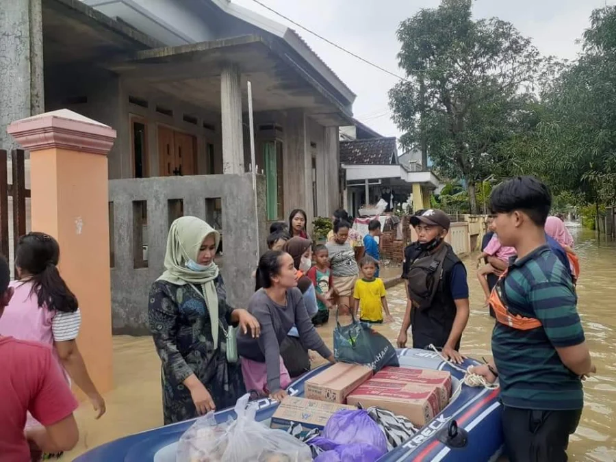 Anggota DPRD Kab Cirebon, Titi Sumanti turun langsung ke lokasi banjir dan menyalurkan bantuan untuk warga terdampak banjir di Kec Waled