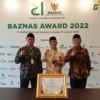 TERIMA PENGHARGAAN. Ketua Baznas Kabupaten Kuningan, HR Yayan Sofyan dan jajaran komisioner Baznas foto bersama usai menerima Baznas Award 2022 di Jakarta, kemarin.