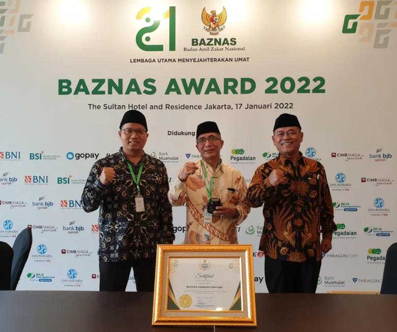 TERIMA PENGHARGAAN. Ketua Baznas Kabupaten Kuningan, HR Yayan Sofyan dan jajaran komisioner Baznas foto bersama usai menerima Baznas Award 2022 di Jakarta, kemarin.