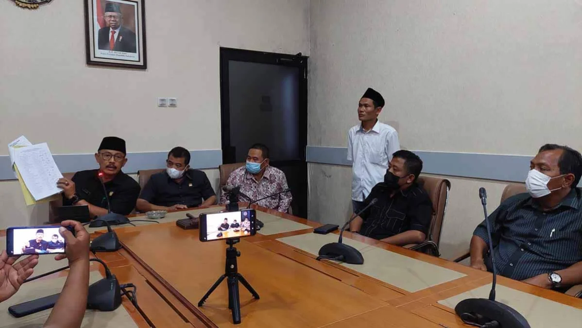 BUKA DAFTAR. Ketua DPRD Indramayu, Syaefudin menunjukan daftar pengusul menggunakan hak interpelasi kepada pemerintah daerah. PDIP memastikan tidak ada satu pun dari 7 anggotanya di DPRD Kabupaten yang ikut mengusulkan hak interpelasi.