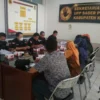 DENGAR PENDAPAT. Jajaran Komisi I DPRD Kuningan saat acara RDP membahas nasib 43 karyawan PDAU, di Sekretariat UPP Saber Pungli Kuningan, akhir pekan kemarin.