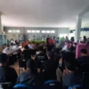 MURKA. Pegawai PDAU marah lantaran dipecat Direktur PDAU yang sebelumnya diberhentikan Bupati H Acep Purnama.