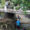 KERUSAKAN LINGKUNGAN. Faktor kerusakan lingkungan dan jembatan menjadi penyebab utama meluapnya Sungai Cikondang yang merendam puluhan rumah di Desa/Kecamatan Cibingbin.