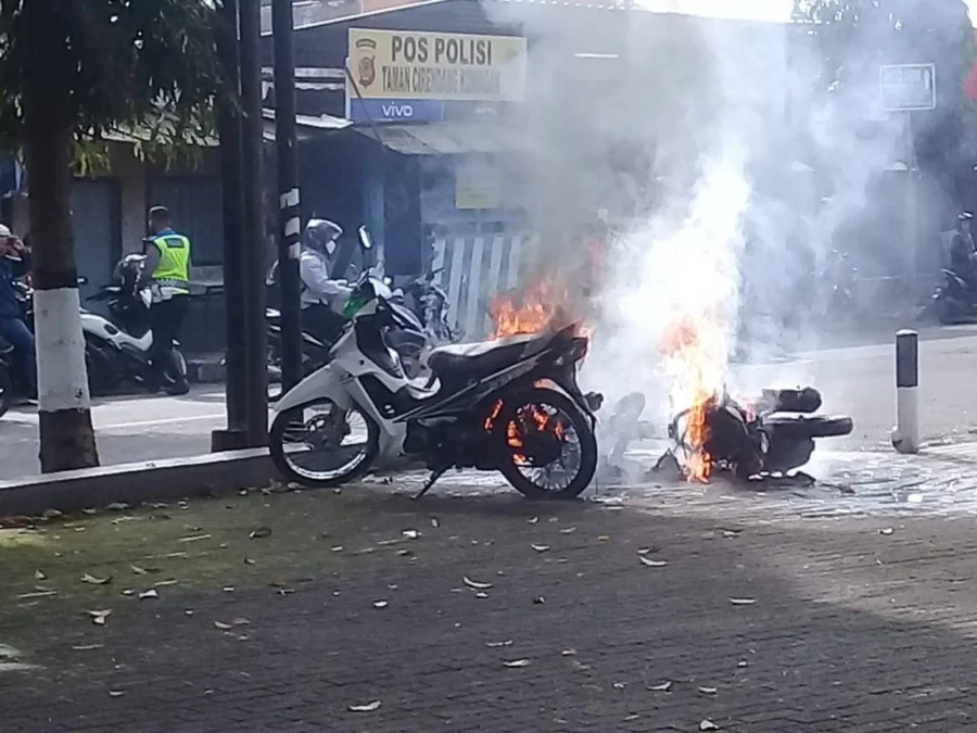 SENGAJA DIBAKAR. Asep Cakra, warga Desa Kalapagunung Kecamatan Kramatmulya, Kabupaten Kuningan. Asep nekat membakar motornya lantaran tidak terima ditilang, kemarin (11/1).